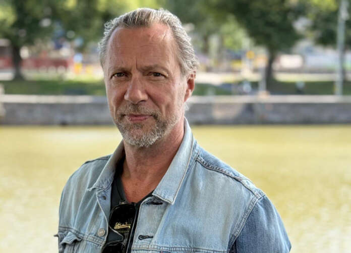Taiteilija Antti Reini nähdään sunnuntaina 31.8. Kyrön työväentalolla, jossa mies soittaa omia biisejään ja vastailee kysymyksiin. Syksyllä Reini nähdään Turun kaupunginteatterin näyttämöllä. Kuva: Outi Broux