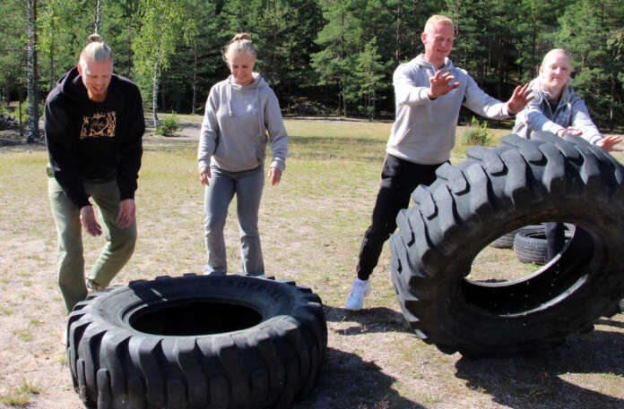Niko Muurinen, Helena Sorvari Sauli Putkonen ja Ann-Mari Anttila ottavat tuntumaa Hevonlinnalle oleviin renkaisiin, joita nähdään myös Hevonlinnan valloituksen radoilla.