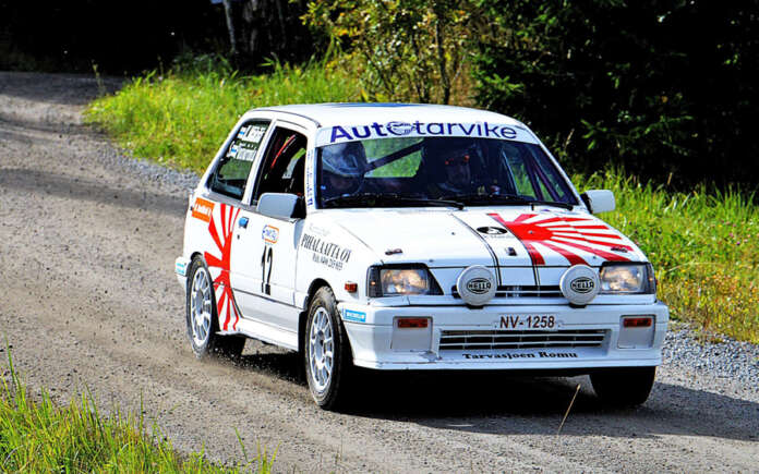 Kimmo Mäkilä ja Simo Päivärinta RAT Express rallisarjan päätösosakilpailun Enset Oy Rallin toisella erikoiskokeella Sastamalassa. Kuva: Sportkuvat.