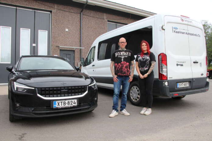 Arto Pokkisen ja Teea Yli-Lassilan takana oleva Ford Transit on varusteltu lasten koulukyytejä varten. Sille on vaikea keksiä muunlaista taksikäyttöä.