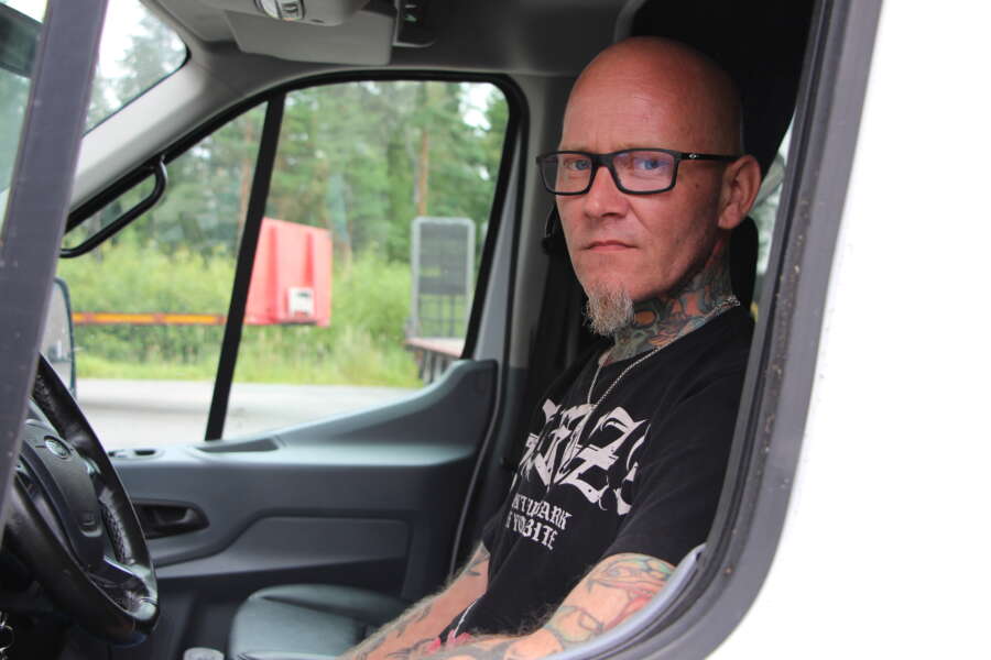 Arto Pokkisen mukaan taksiliikenteen muutoksiin liittyy suuria tunteita, sillä kuljettajien ja kyyditettävien välillä on pitkäaikaisia asiakassuhteita. Kuljettajat kokevat työn hoitamisen osittain luottamustehtäväksi.