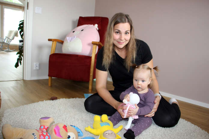 Merja Isotalo ja seitsemän kuukauden ikäinen Matilda ovat tyytyväisiä Oripäässä saataviin neuvolapalveluihin.