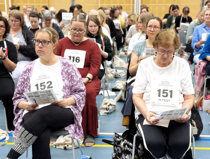 Pöytyällä kisattiin kolmatta kertaa neulonnan Suomen mestaruudesta, tällä kertaa Kisariihessä. Runsaslukuisesti kilpailuun osallistuneet hetkeä ennen puikkoihin tarttumista. Kuva: Iryna Shvets.