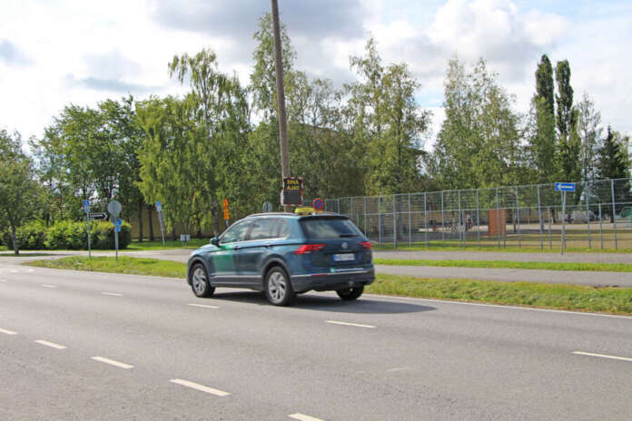 Nopeusnäyttö on yhä Mellilän Asemanseudun koulun kohdalla. Kuvan taksiauto ajoi näytön ohi nopeusrajoituksen mukaisesti 40 km/h. Nopeusnäyttö on yhä Mellilän Asemanseudun koulun kohdalla. Kuvan taksiauto ajoi näytön ohi nopeusrajoituksen mukaisesti 40 km/h.