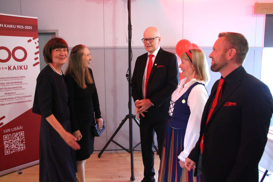 Juhlavieraita vastaanottivat Esko Heikkinen, Päivi Peuranto ja Saku Kanasuo. Ovesta ovat astuneet sisään Marja Jalli ja Hanna Elomaa.