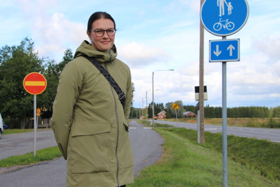 Luokanopettaja Sofia Heleniuksen mielestä nopeusnäyttö on Melliläntiellä tarpeen, sillä Asemanseudun koulun kohdalla ajetaan usein liian kovaa. Lukuvuoden alkaessa poliisi valvoi Melliläntiellä nopeuksia, mikä hillitsi menoa hetkellisesti. Helenius toivoo, että virkavalta näkyisi koulun luona nykyistä useammin.