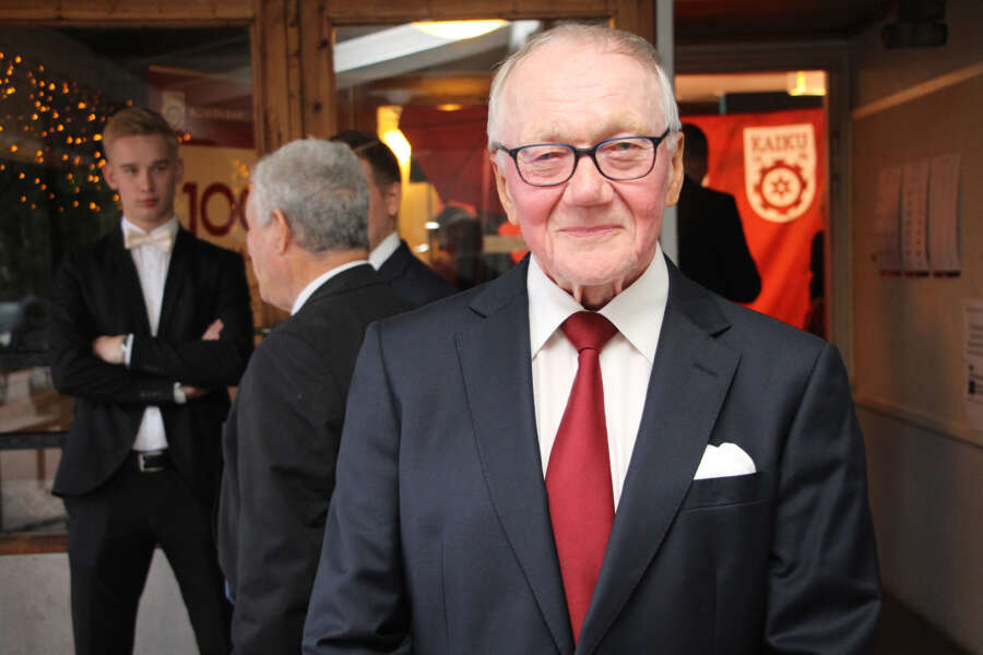 Osmo Korhonen oli peräti 18 vuotta Kosken Kaiun puheenjohtajana. Nyt hän kuuluu seuran kunniapuheenjohtajistoon yhdessä Sakari Virtasen kanssa.