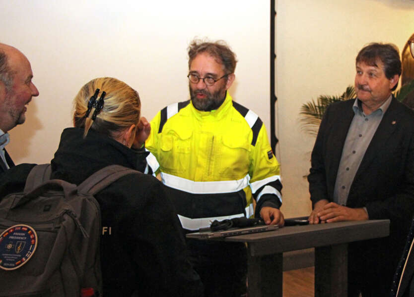 TVO:n turvallisuusjohtaja Veli-Pekka Nurmi (kuvassa keskellä) totesi kansalaisten sivistystason olevan kokonaisturvallisuuden kannalta keskeinen asia. Mitä sivistyneempää kansa on, sitä vaikeampi sitä on huiputtaa.