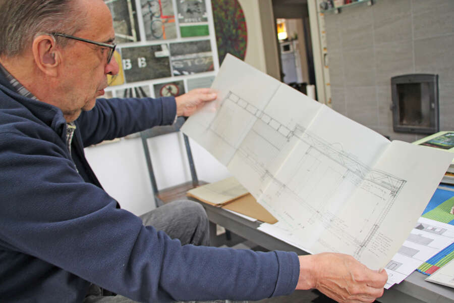 Arkkitehti Hannu Vaisto esittelee isänsä Matti Vaiston Auran Säästäjäntielle suunnittelemia tyyppitaloja. Piirustukset ovat valmistuneet 1972.