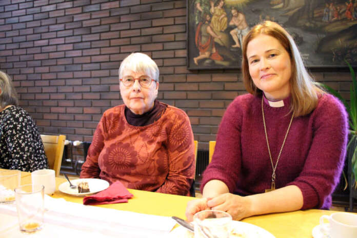 Kirkkovaltuutettu Hilkka Kartimo-Heikka ja piispa Mari Leppänen vaihtoivat ajatuksia Auran seurakuntatalolla järjestetyssä yhteisöruokailussa. Kirkkovaltuutettu Hilkka Kartimo-Heikka ja piispa Mari Leppänen vaihtoivat ajatuksia Auran seurakuntatalolla järjestetyssä yhteisöruokailussa.