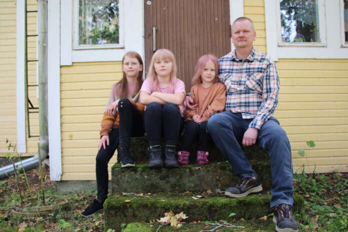 Aurora, Amanda, Annina ja Markku Koivula istahtivat Murtomaan päärakennuksen rappusille kohta kauppakirjan allekirjoittamisen jälkeen. Markun vaimo ja perheen kaksi nuorinta lasta olivat kotona Janakkalassa.